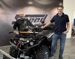 Thomas og Martin fra Speed Motorcenter bak en Yamaha Grizzly 700 EPS i butikken i Sandefjord