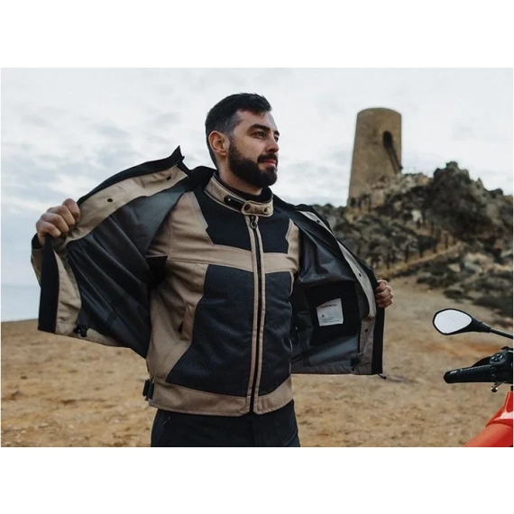 Regnjakken som følger med kan brukes på utsiden eller innsiden