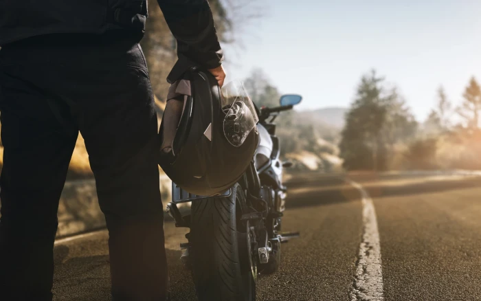 Mann med MC-hjelm foran motorsykkel, Speed Motorcenter, SpeedMC, MC, Sandefjord, Motorsykkel